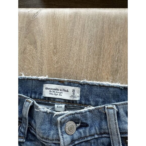 Abercrombie Curve Love Ultra High Rise 90s Straight Jean Medium Wash Size 25 - Picture 2 of 5